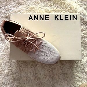 ✨NWT AND OG BOX✨ ANNE KLEIN BLUSH COLORED SNEAKERS WITH GOLD ACCENTED HEELS